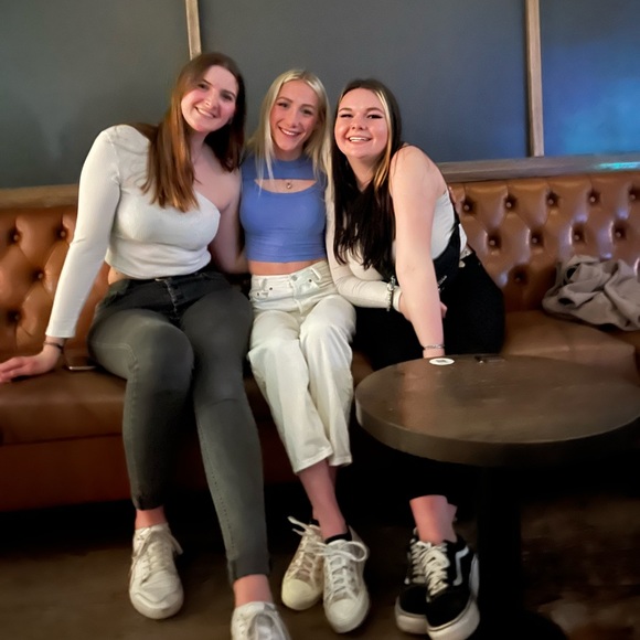 ELLA - Picture 2 of 8